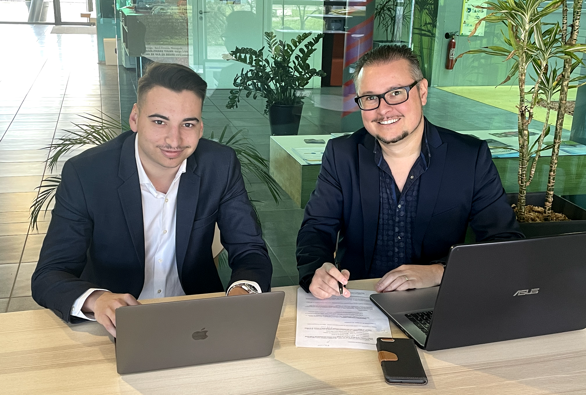 Photo regroupant le fondateur d'Angelis et un collaborateur